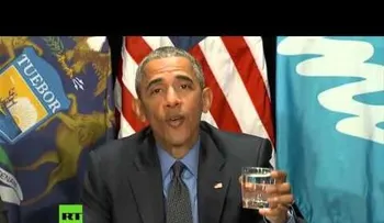 Obama toma agua del grifo en una ciudad con contaminación acuífera (VIDEO)