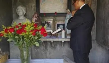 Modesto Guzmán acude a tumba de Balaguer a reflexionar sobre su situación en el PRSC