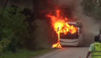 5 personas muertas y varios heridos al caer cable de alta tensión sobre autobús