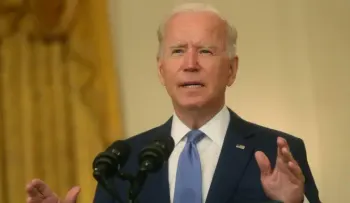 Biden "reconoció" un error en su llamada con Macron, dice la Casa Blanca