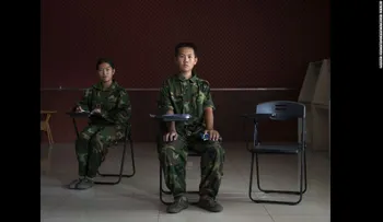 China abre cientos de campamentos militares para ayudar a curar a adictos a internet