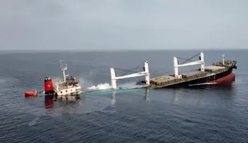 Un proyectil hunde un buque mercante de bandera india frente a las costas de Yemen