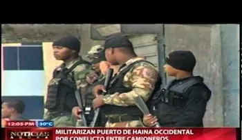 Camioneros paralizan unidades en entrada de Puerto Caucedo