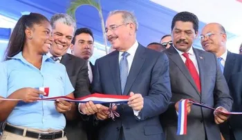 Presidente Medina inaugura escuela y liceo en Santo Domingo Norte