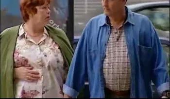 Un cura y una monja besándose en plena calle 