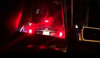 Mujer realiza varios disparo al aire durante taponamiento (VIDEO)