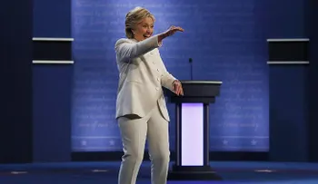 Hillary Clinton realiza extraños movimientos con la cabeza y desata la polémica en Internet