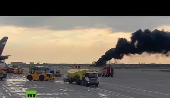 Al menos 13 muertos por incendio avión de pasajeros en Moscú, siete heridos