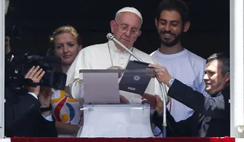 Descubren al papa Francisco "siguiendo los consejos" de Snowden