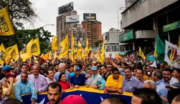 Opositores apelan a rebelión popular contra Maduro en tensa sesión parlamenta