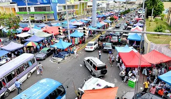 Mercado de las Pulgas se queda debajo del elevado