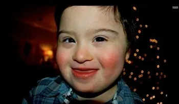 Este hombre no quería sentarse junto a un niño con Síndrome de Down y el camarero hace algo riesgoso