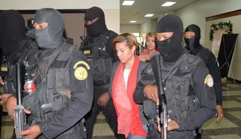 Dos jueces bajan de estrado para abrazar a Awilda Reyes y Francisco Arias