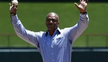 Julio Franco, de 56 años, firma como jugador-manager en Japón