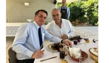 Una langosta deja en ridículo al embajador de Israel en Brasil