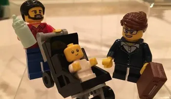 LEGO sigue adaptándose a los nuevos tiempos con un muñeco papá amo de casa  