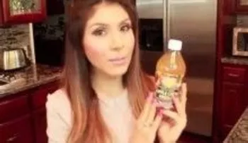 Pongo mis manos en vinagre de manzana para curar la artritis