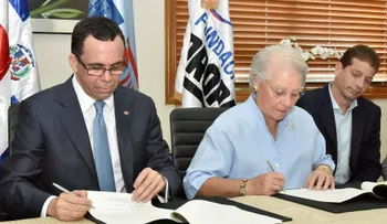 Ministro Andrés Navarro firma convenio para impulsar desarrollo de escuelas sostenibles