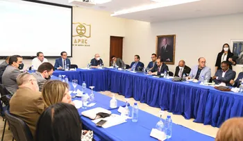 Gobierno analiza situación del sector salud