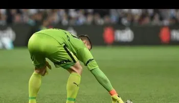 Un pase "mortal" casi acaba con la vida de una gaviota en pleno partido
