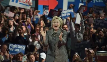 Donald Trump insiste en que Clinton juega la "carta de ser mujer"
