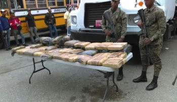 Incautan 48 paquetes de presunta marihuana de camión haitiano en tramo carretero San Juan-Azua
