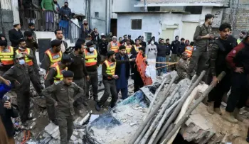 Elevan a 100 los muertos tras el atentado en una mezquita en Pakistán; 53 heridos, muchos de ellos graves