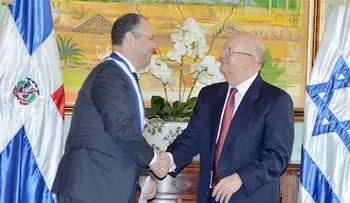 Gobierno condecora al embajador saliente de Israel