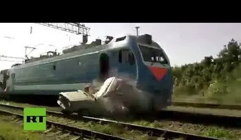 Un hombre estuvo a punto de ser arrollado por un tren junto a su camioneta
