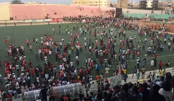 Mueren 8 personas en una estampida en estadio de fútbol 