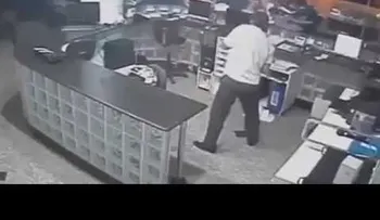 Un bebé se cae del mostrador y crea un gran susto 