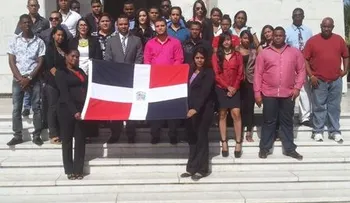 Juventud con Temo deposita ofrenda floral en Altar de la Patria