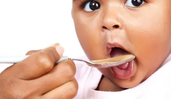 Alimentos para bebés tienen altos niveles de azúcar, dice Agencia de Salud 