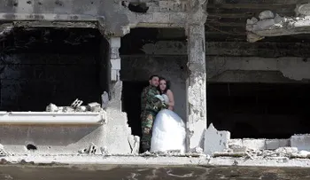 Que ni la guerra los separe: impactantes imágenes de una boda entre las ruinas en Siria