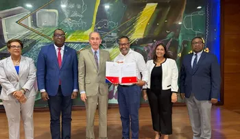 MESCyT entrega 614 becas a estudiantes de postgrado en la UASD