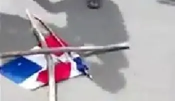 Queman bandera dominicana y colocan la haitiana en Batey de El Seybo