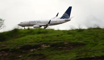 Adolescente salta de un avión de Copa hacia la pista de rodaje en San Francisco