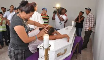 Encuentran joven en un charco de sangre; apresaron a su esposo