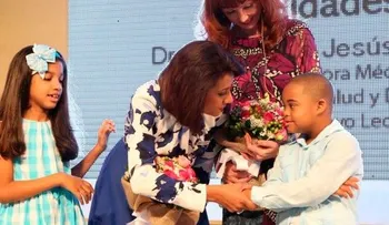 Dicta conferencia para padres con niños especiales