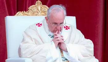En Corpus Christi, el Papa critica la trivialidad que "esclaviza" a las personas