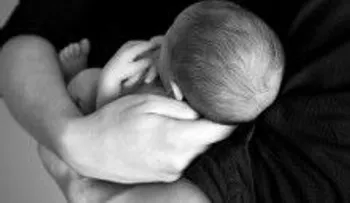 ¡Lanzar un niño pequeño al aire, podrías causarle daños irreversibles !
