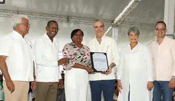 Abinader entrega 1,700 títulos de propiedad en Quisqueya, SPM