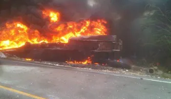 Mueren tres calcinados en fuego de camión-tanquero.