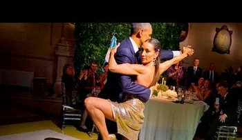 ¿El tango con Obama le causa problemas a la bailarina con su pareja? (Video completo)