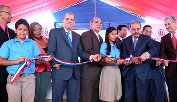 Medina entrega tres centros educativos
