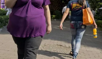 Masticar chicle al caminar combatiría el sobrepeso