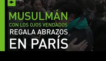 Un musulmán con los ojos vendados reparte abrazos en París