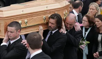 Jim Carrey carga el ataúd de su exnovia Cathriona White durante el funeral de la estilista