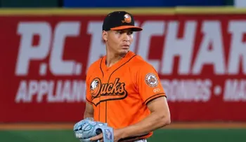 Escogido adquiere dos pitchers y un pick del Draft 2027