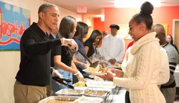 ¿Te conmovió esta imagen de Obama tras el huracán Harvey? Mírala bien
